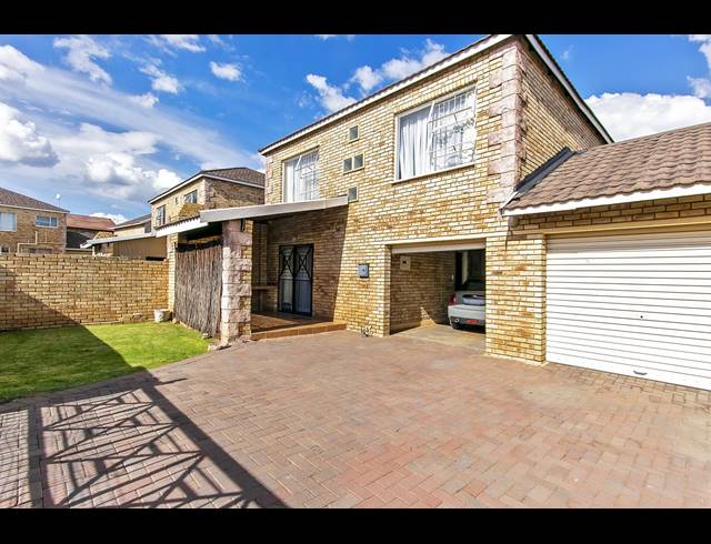 3 BEDROOM DUPLEX FOR SALE IN WILGEHEUWEL
